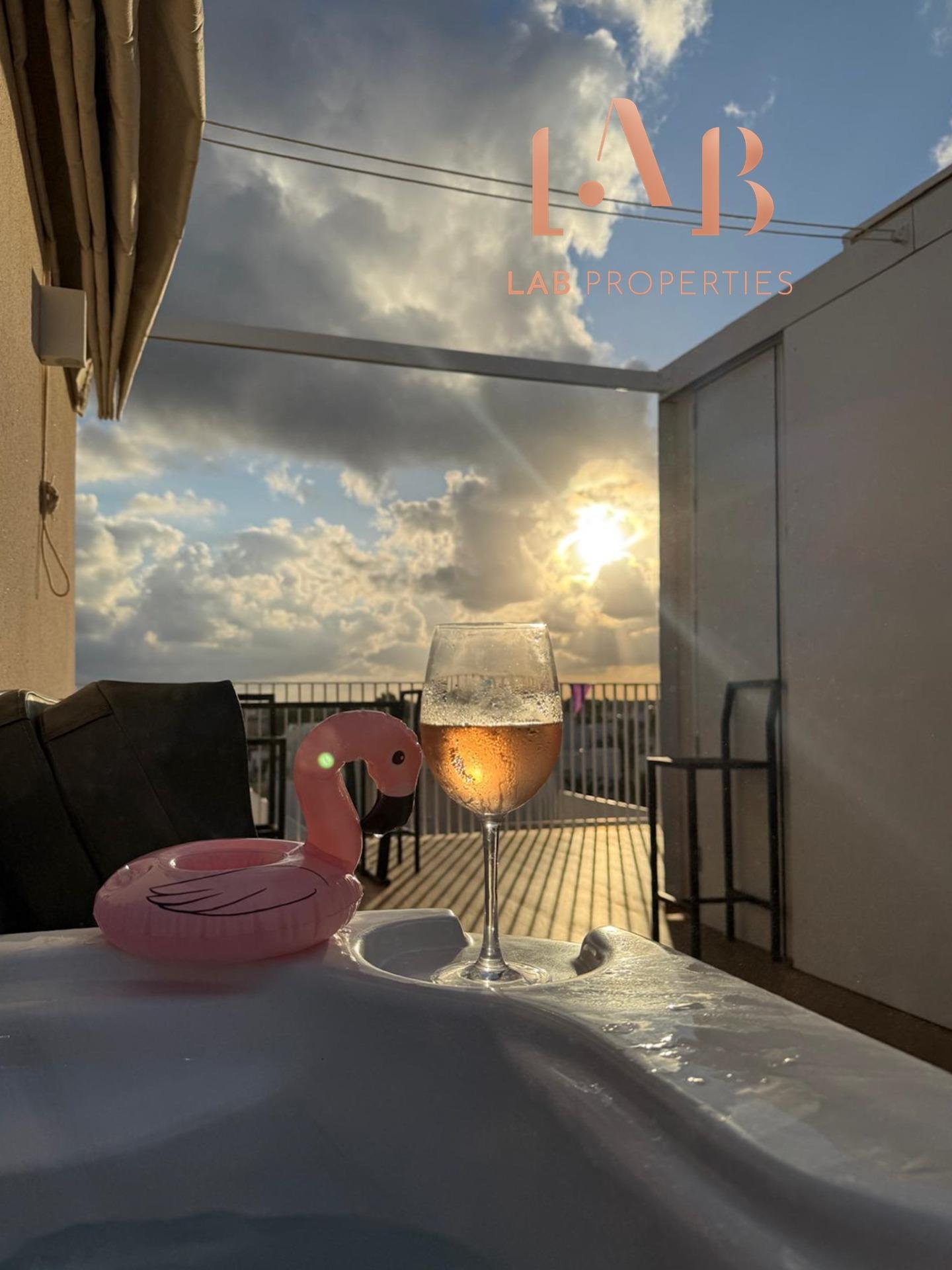 ÁTICO CON GRAN SOLÁRIUM PRIVADO Y APARCAMIENTO EN CALA D’OR