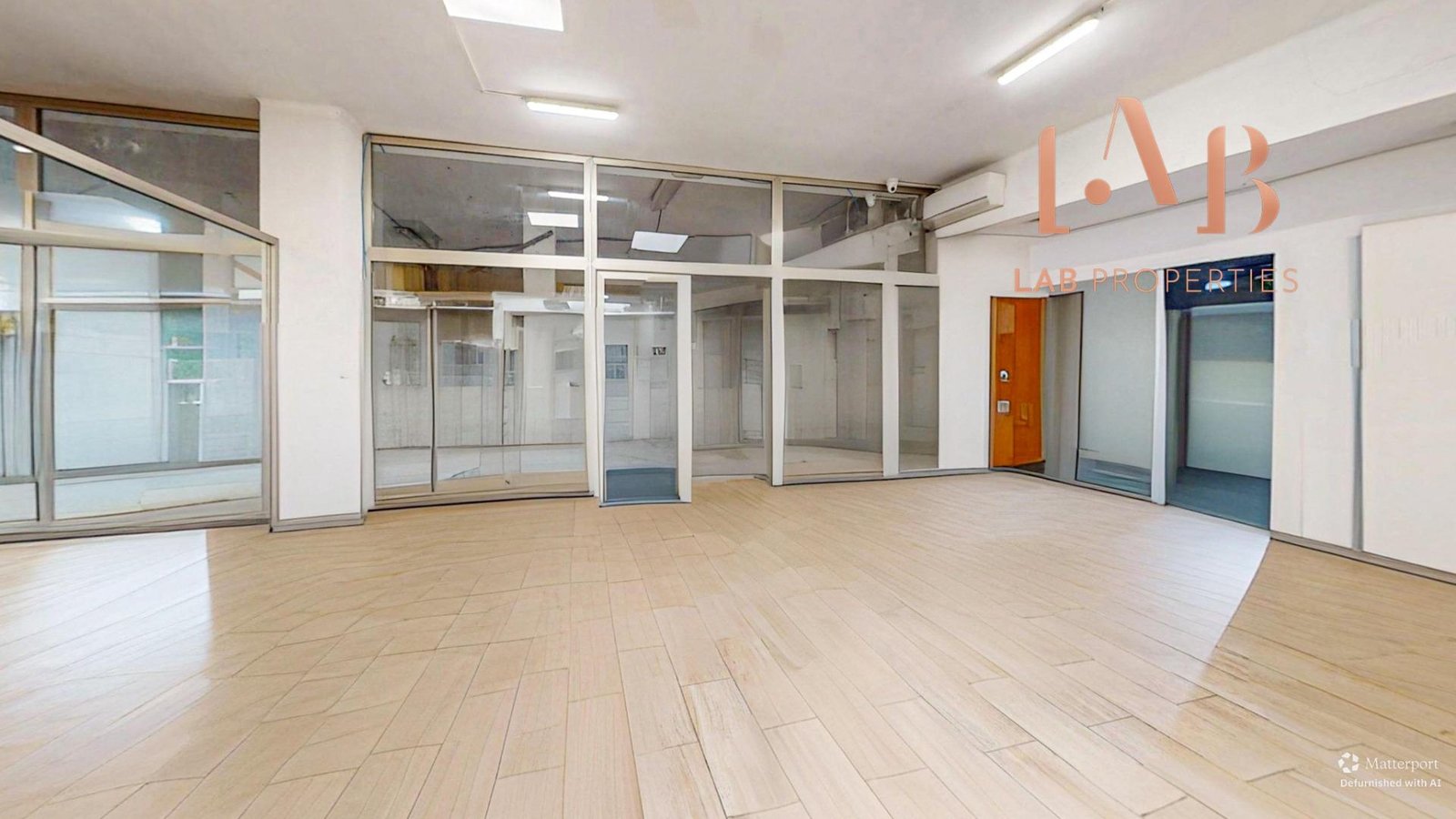 Gran superficie comercial de 991m² con fachada a tres calles y múltiples posibilidades de explotación