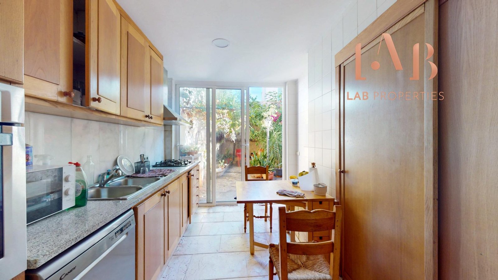 Amplia casa de 323 m² en el centro de Inca, con patio, grandes terrazas y registralmente dos viviendas independientes